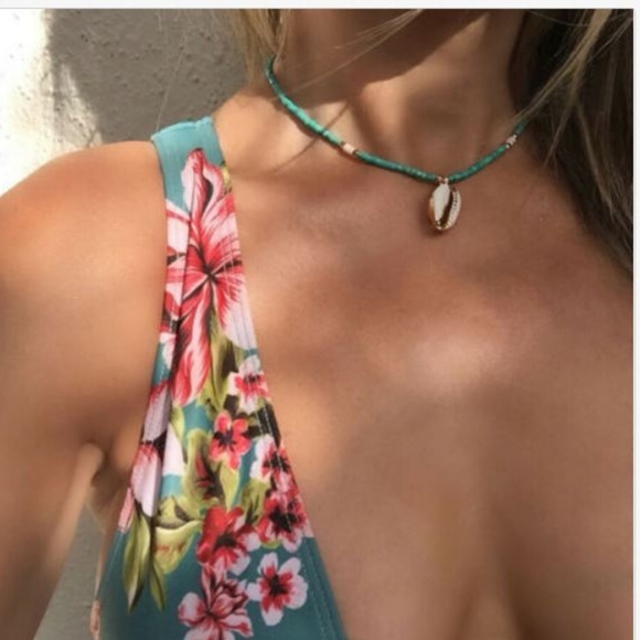 Natural Shell Cowrie Pendant Seed Beads Choker - Picture 1 of 3